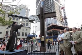 Father Brian Jordan (L), blesses World Trade Center Cross (Photo: Reuters / Chip East)