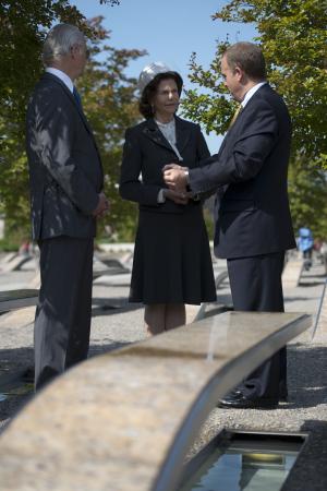 James Laychak, brother of Pentagon worker David Laychak, shows Queen Silvia and King Carl XVI Gustaf the Pentagon Memorial