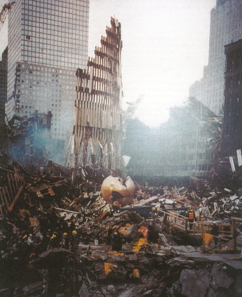 Badly damaged, the “Sphere” survived the attack on the World Trade Center of September 11, 2001, and has been adopted by many as a symbol of resilience and hope. Archiv Fritz Koenig